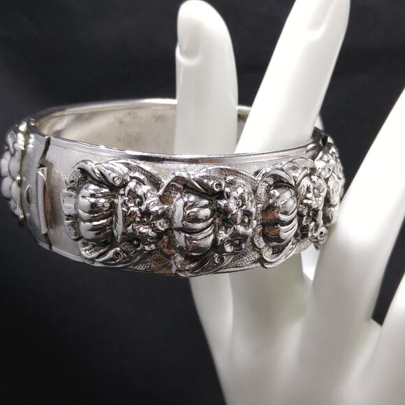 Coro Pegasus Wide Hinged Bracelet, Silver Floral Embossed, 1950s Vintage Jewelry - Picture 5 of 10